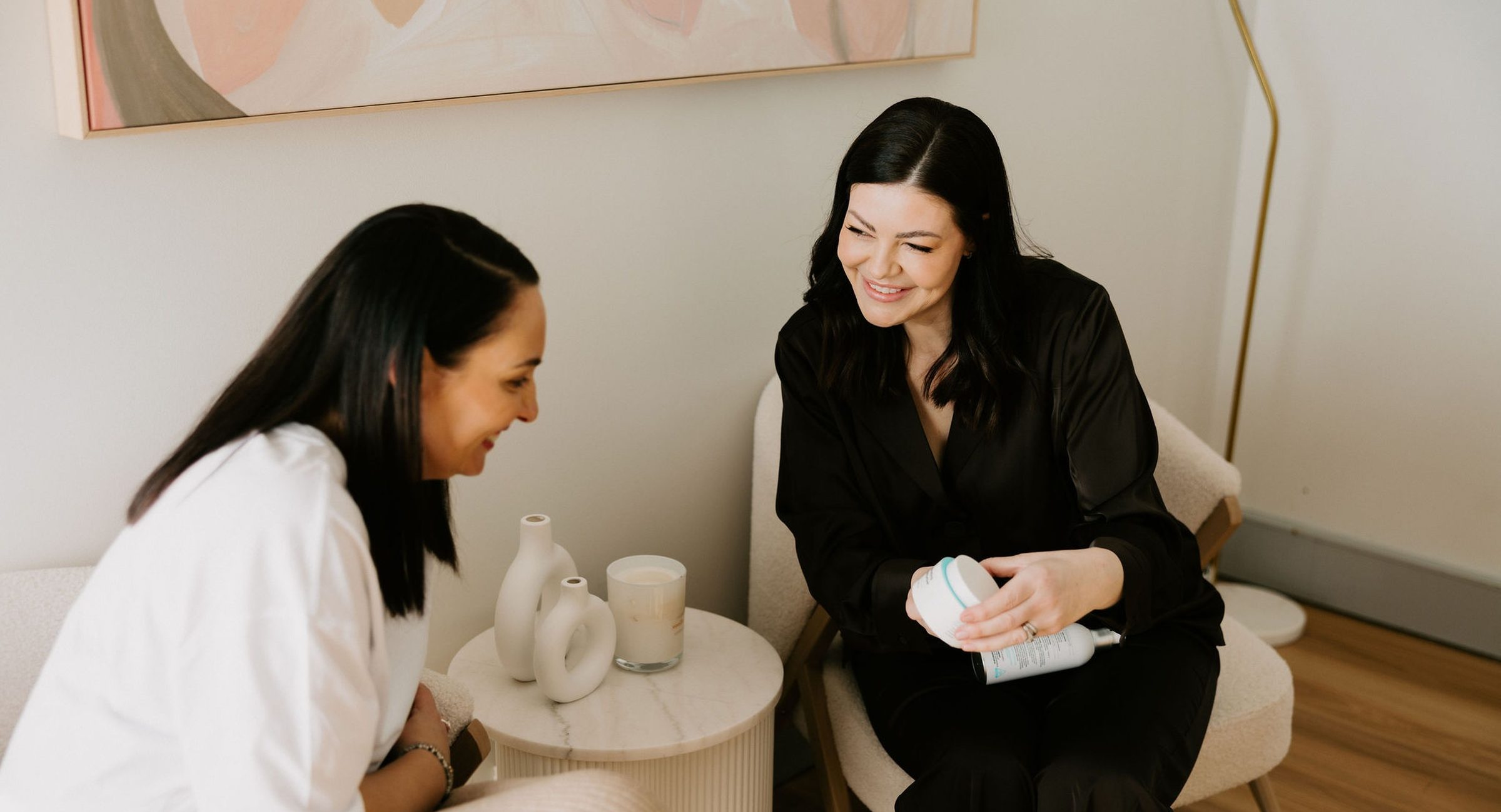 Sarah Munnings and a patient in conversation in the Bloom consultation lounge.