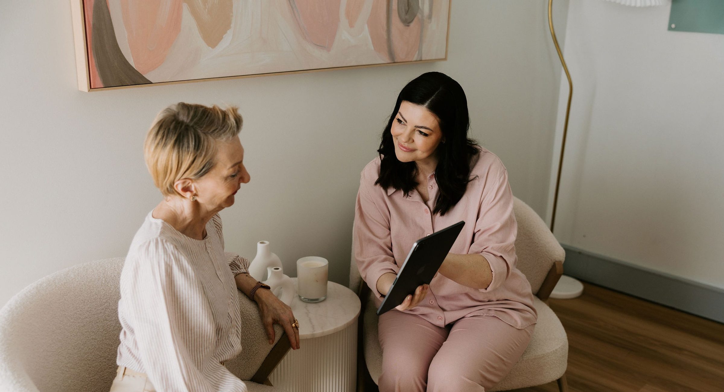 A patient and Sarah Munnings seated together in the Bloom consultation lounge, talking through a plan.